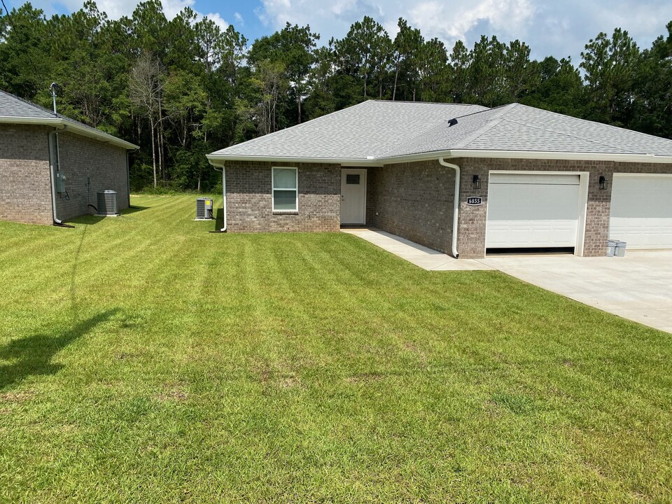 6857 Stirrup Ln in Milton, FL - Building Photo