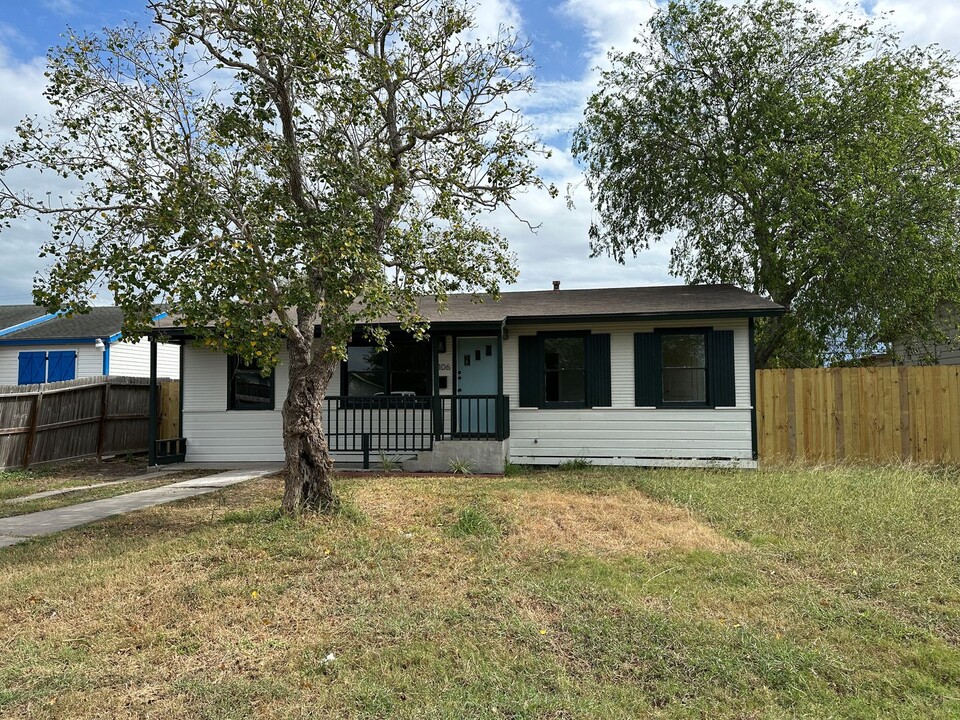 1106 Dorthy Dr in Corpus Christi, TX - Building Photo