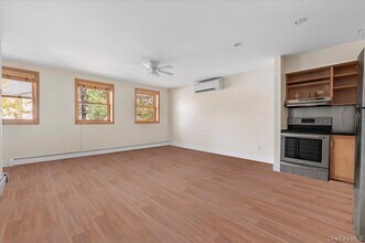 36 Main St-Unit -4 in Sag Harbor, NY - Building Photo - Building Photo