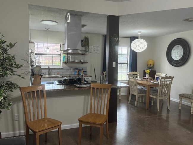 1139 Christy Dr in Angleton, TX - Foto de edificio - Building Photo