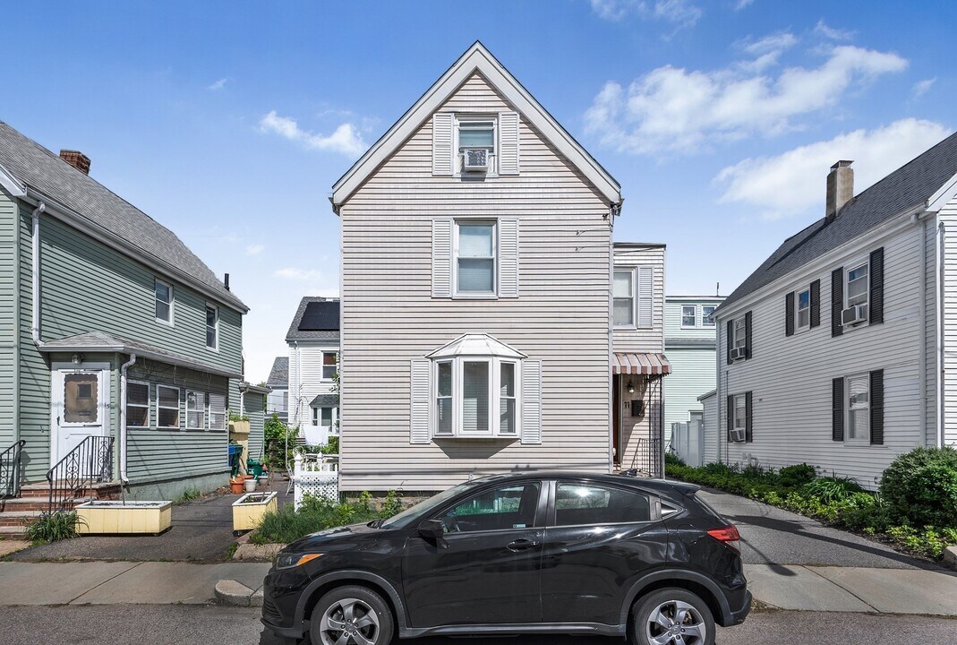 11 Murphy Ct in Newton, MA - Building Photo