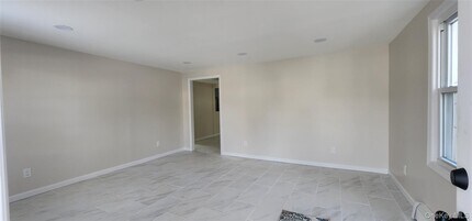 192 Cypress Dr in Mastic Beach, NY - Building Photo - Building Photo