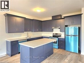 15 Shamrock Cmn in St Catharines, ON - Building Photo - Building Photo