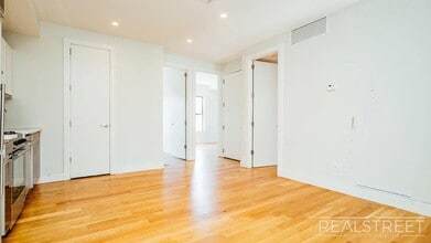 South 2nd Street, Unit 12 in Brooklyn, NY - Foto de edificio - Building Photo