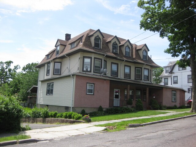 65-67 Elmont Ave in Port Chester, NY - Foto de edificio