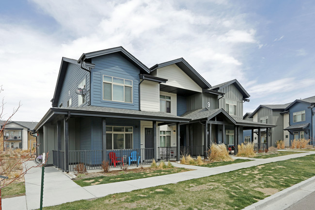 Redwood Village Apartments in Fort Collins, CO - Foto de edificio - Building Photo