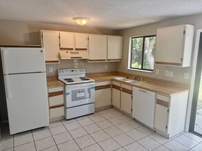 7510 Breezewood Ct in Port Richey, FL - Building Photo - Building Photo