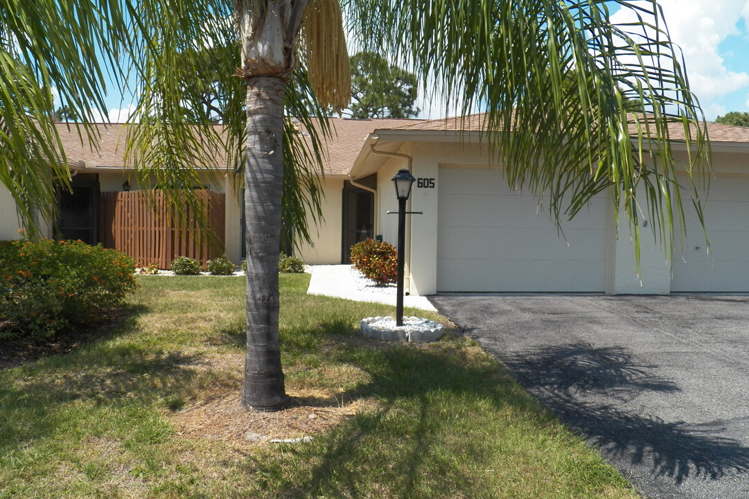 605 Pinebrook Crescent in Venice, FL - Building Photo