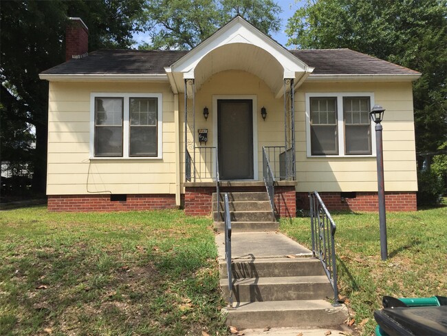 property at 620 E 4th St