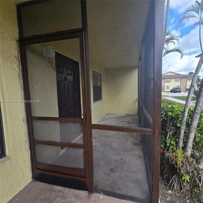 10020 Winding Lake Rd in Sunrise, FL - Building Photo - Building Photo