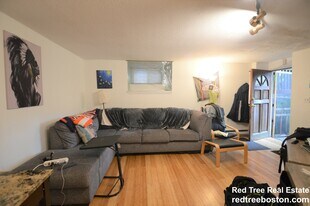 21 Kinross Rd, Unit 1 in Boston, MA - Building Photo