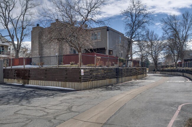1152 S Yosemite Way in Denver, CO - Building Photo - Building Photo