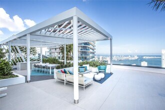 45 SW 9th St, Unit 2201 in Miami, FL - Foto de edificio - Building Photo