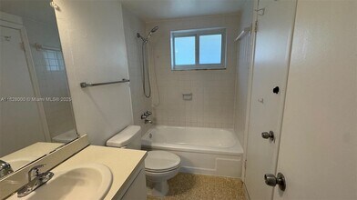 7732 Camino Real in Miami, FL - Building Photo - Building Photo