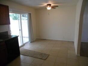 6805 Harlequin Way in Sacramento, CA - Building Photo - Building Photo