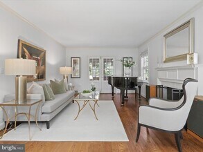 4725 Rock Spring Rd in Arlington, VA - Foto de edificio - Building Photo