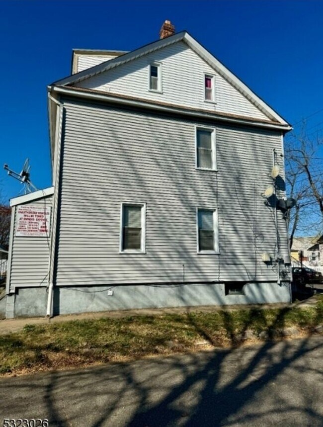 696 Worth Ave, Unit 1 in Linden, NJ - Building Photo - Building Photo