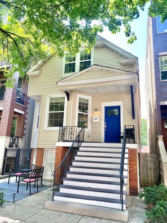 3646 N Damen Ave in Chicago, IL - Building Photo