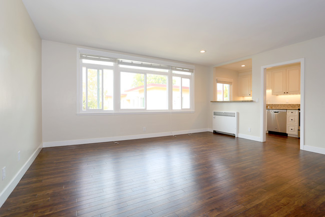 Park Royal Apartments in San Mateo, CA - Building Photo - Interior Photo