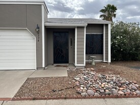6374 N Willowhaven Dr, Unit Buffalo Den in Tucson, AZ - Building Photo