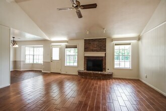 206 Staples Dr in Baytown, TX - Building Photo - Building Photo
