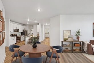 The Courtney at Universal Boulevard in Orlando, FL - Foto de edificio - Building Photo