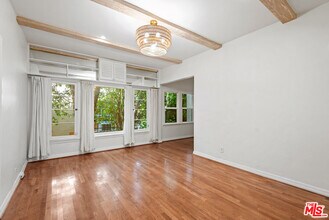 340 N Oakhurst Dr in Beverly Hills, CA - Building Photo - Building Photo