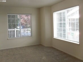 11865 SE Pine St in Portland, OR - Building Photo - Building Photo