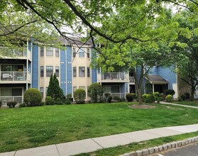 248 Crosspointe Dr in East Brunswick, NJ - Foto de edificio - Building Photo