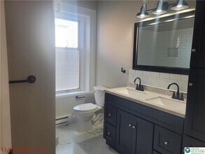 121 S Main St in Alburtis, PA - Foto de edificio - Building Photo