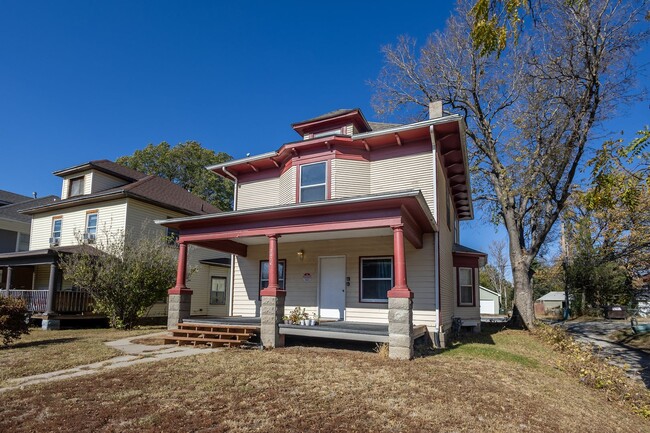 2420 R St in Lincoln, NE - Foto de edificio - Building Photo