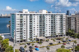 Stratford House Condominiums in North Miami Beach, FL - Building Photo