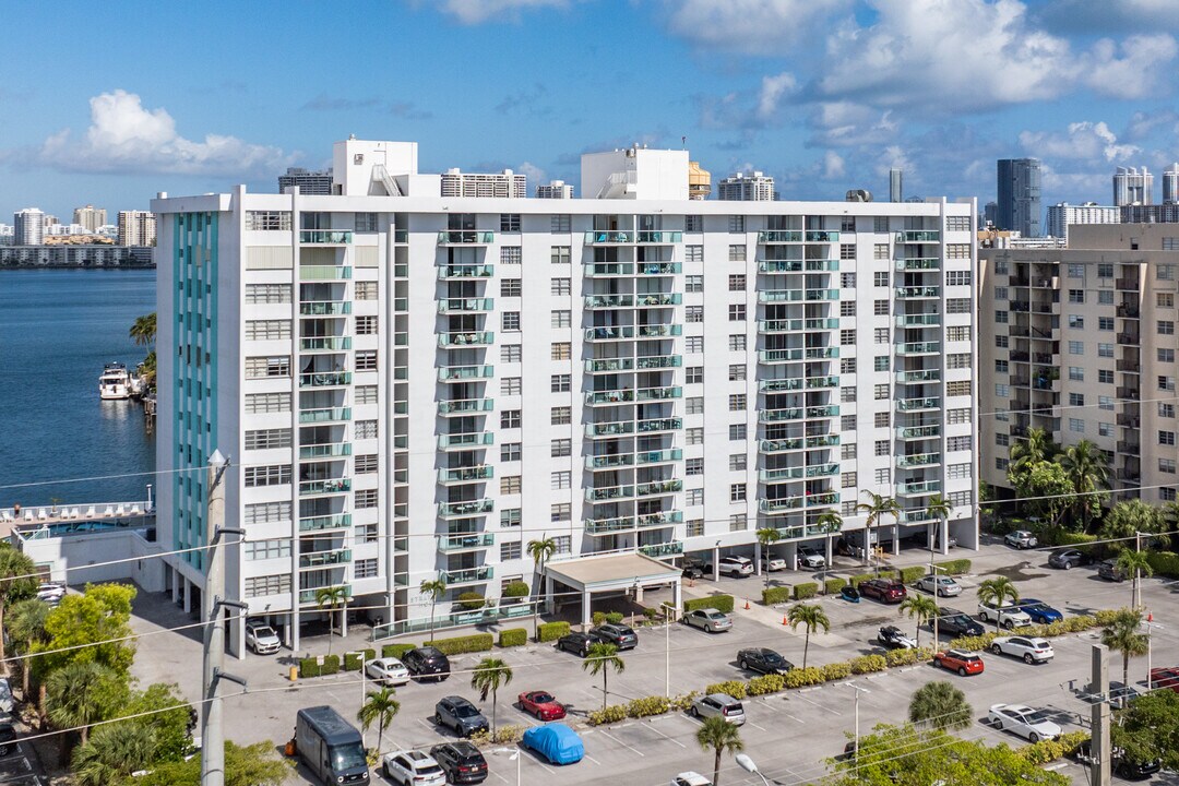 Stratford House Condominiums in North Miami Beach, FL - Building Photo