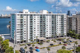 Stratford House Condominiums in North Miami Beach, FL - Building Photo - Primary Photo