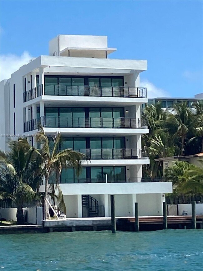 1930 Bay Dr in Miami Beach, FL - Building Photo - Building Photo