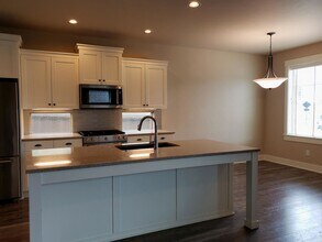 20863 Gateway Dr in Bend, OR - Building Photo - Building Photo