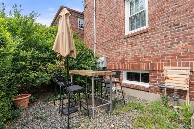 2 Garden Ct, Unit #4 in Cambridge, MA - Foto de edificio - Building Photo