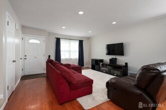 15 Isaac Dr in Dayton, NJ - Building Photo - Building Photo