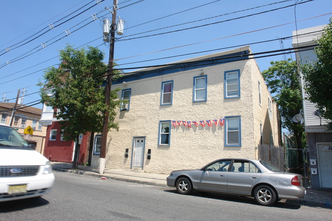 236 Hall Ave in Perth Amboy, NJ - Building Photo - Building Photo