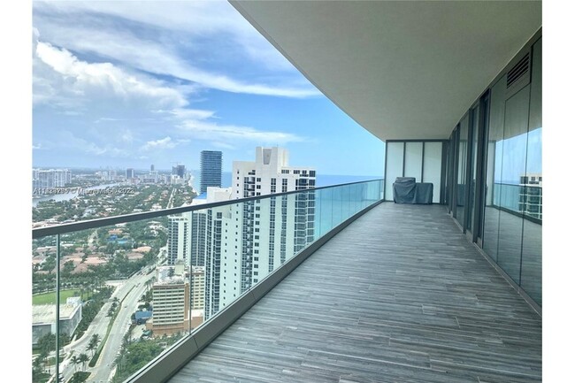 18975 Collins Ave, Unit 05 in Sunny Isles Beach, FL - Foto de edificio - Building Photo