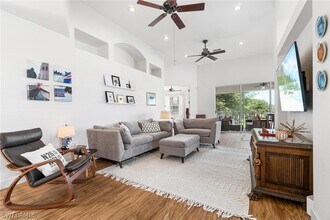 7128 Timberland Cir in Naples, FL - Foto de edificio - Building Photo