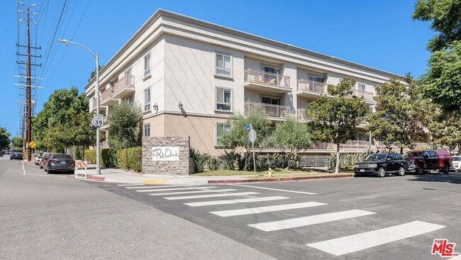 141 S Clark Dr in West Hollywood, CA - Building Photo - Building Photo