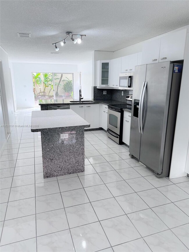 1120 W Lake St in Hollywood, FL - Building Photo - Building Photo