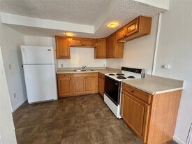 1125 N Valderas St in Angleton, TX - Building Photo