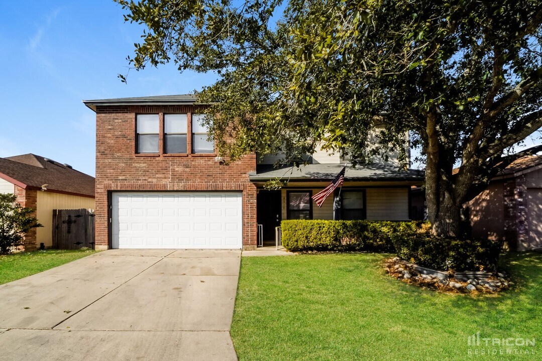 8015 Chestnut Barr Dr in Converse, TX - Building Photo