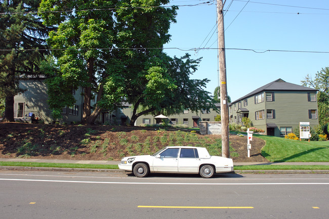 Creston Court in Portland, OR - Foto de edificio - Building Photo