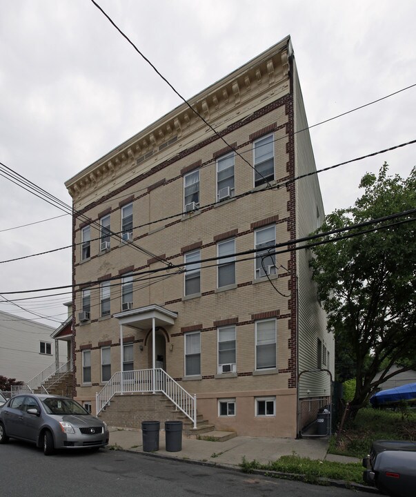 85 E 27th St in Bayonne, NJ - Building Photo