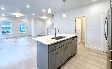 8407 SE Shale Ln in Hillsboro, OR - Building Photo - Building Photo