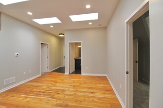 1927 E Locust St, Unit 1 in Milwaukee, WI - Foto de edificio - Building Photo