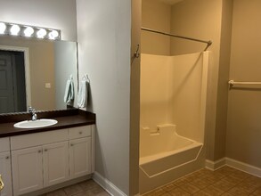 810 W Princess Anne Rd, Unit Apt 402 in Norfolk, VA - Building Photo - Building Photo